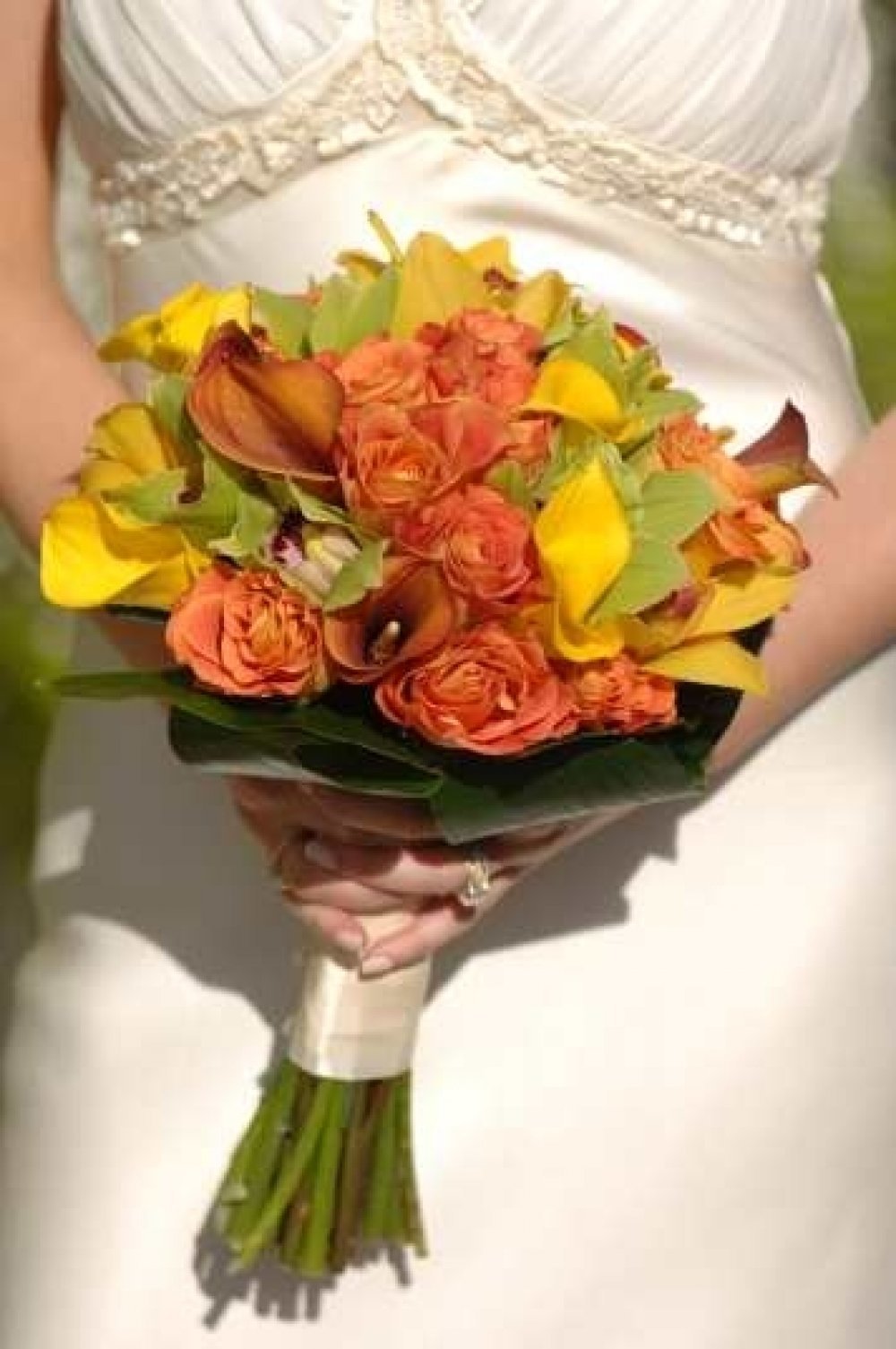 Яркий свадебный букет из калл и орхидей.