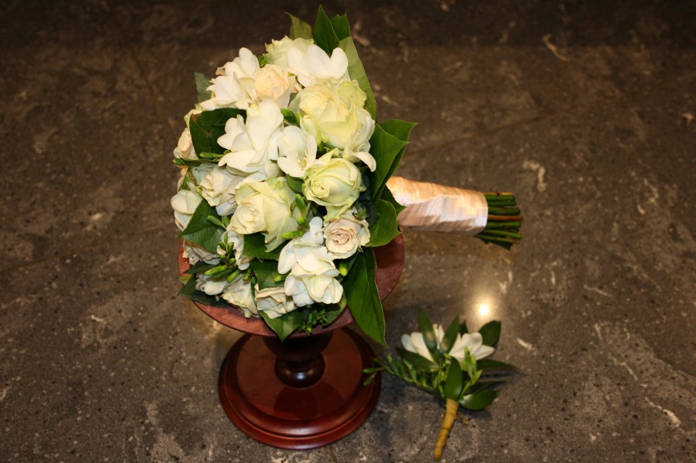 Классический свадебный букет из роз, фрезии и зелени.