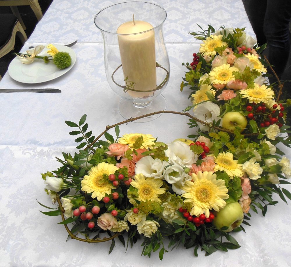 Композиция  для украшения стола в осенних тонах, с подсвечником.