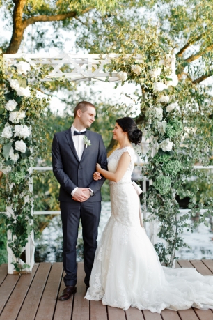 Свадебная арка у воды