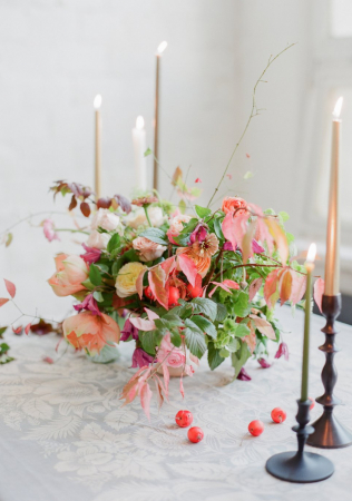 тренды флористики 2020, центральная композиция с листьями и садовыми цветами, флористика WOOD AND BLOOM