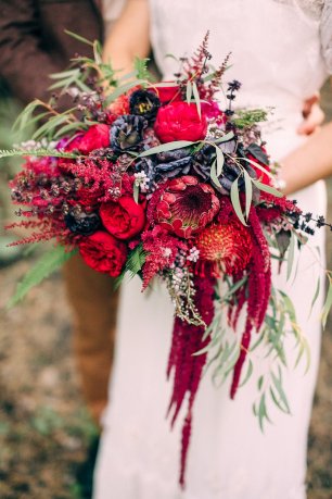 Алый букет невесты