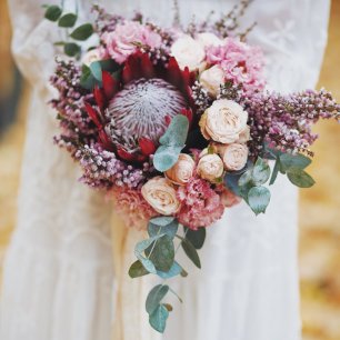 Свадебный букет с розами и протеей