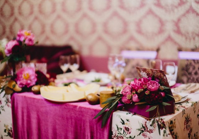 цвет свадьбы 2019, свадьба в розовом цвете, свадьба в цвете фуксия, свадьба в малиновом цвете, флористика LE BOUTON