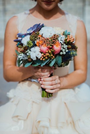 Яркий и оригинальный букет с хлопком