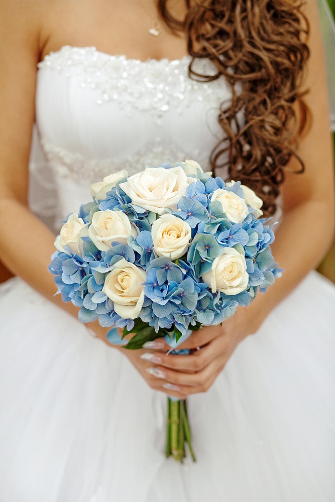 Голубой букет невесты из гортензии и роз.