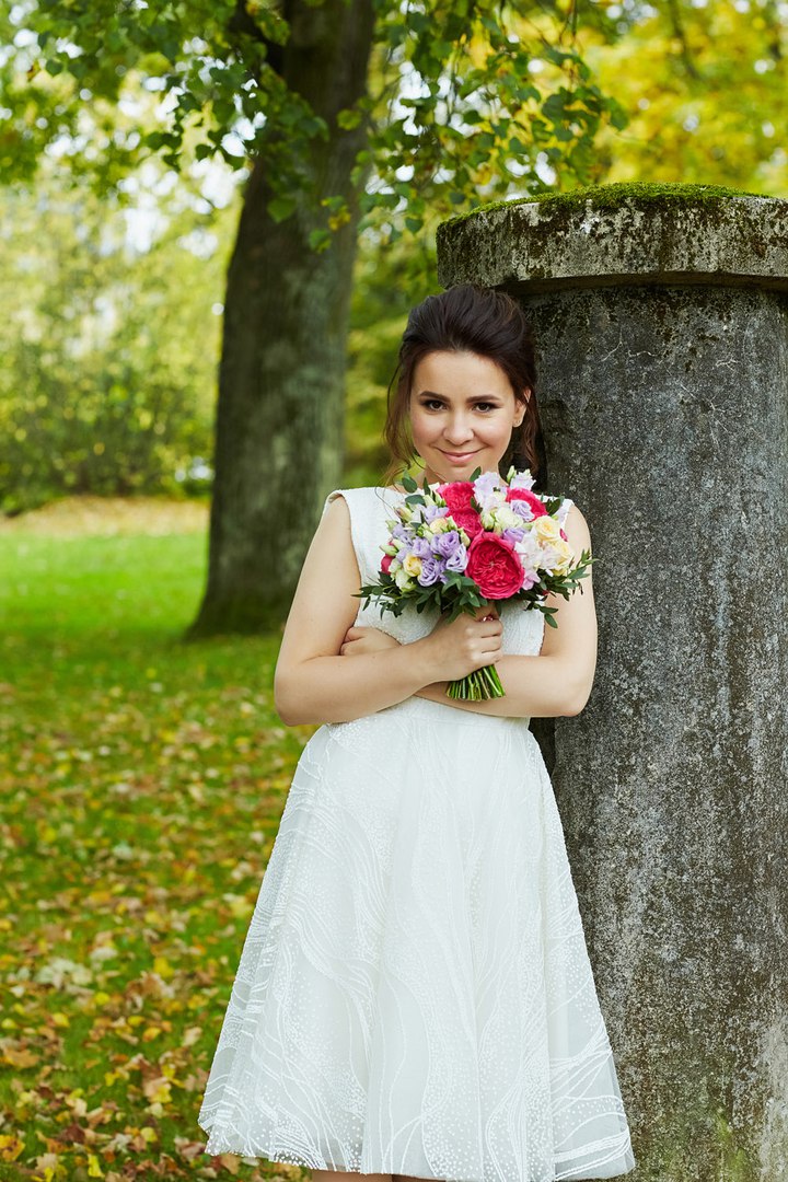 Свадебный букет с яркими пионовидными розами.