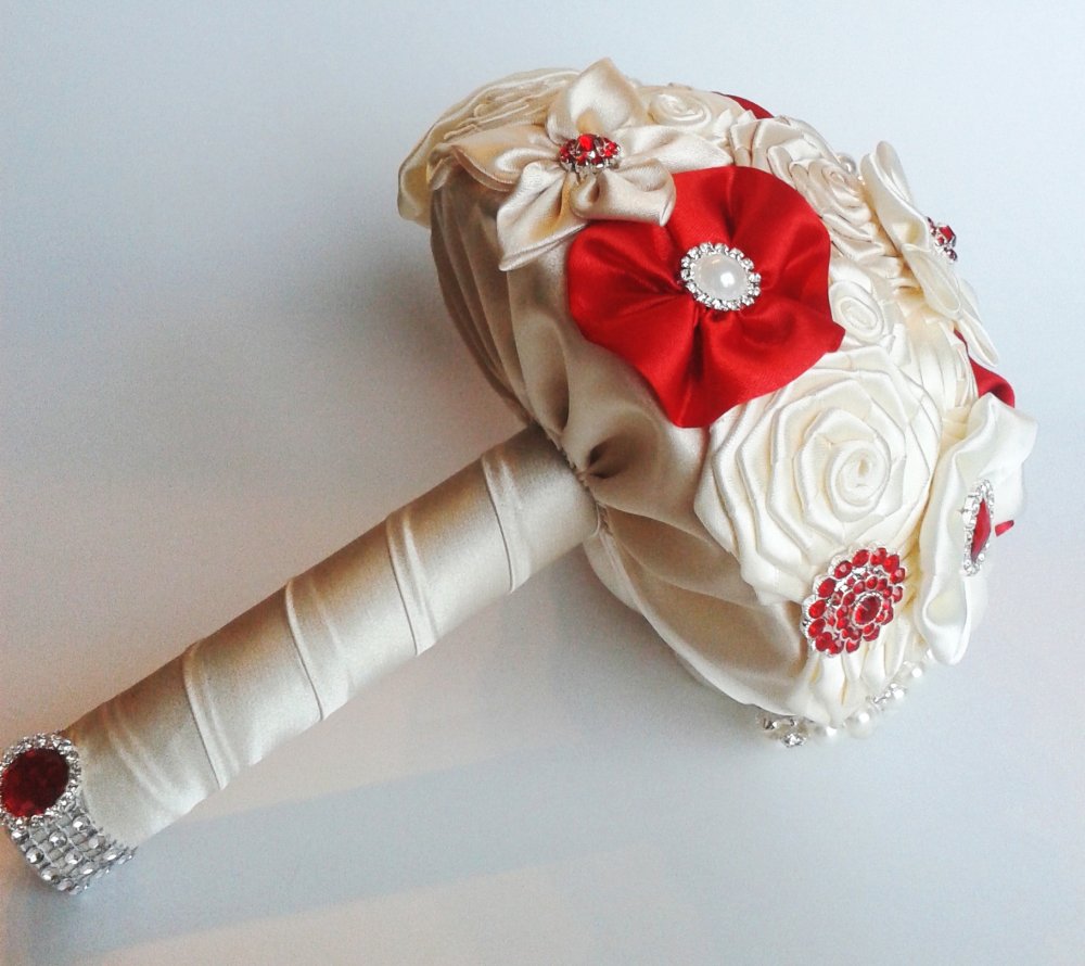 Свадебный букет невесты из атласных лент
