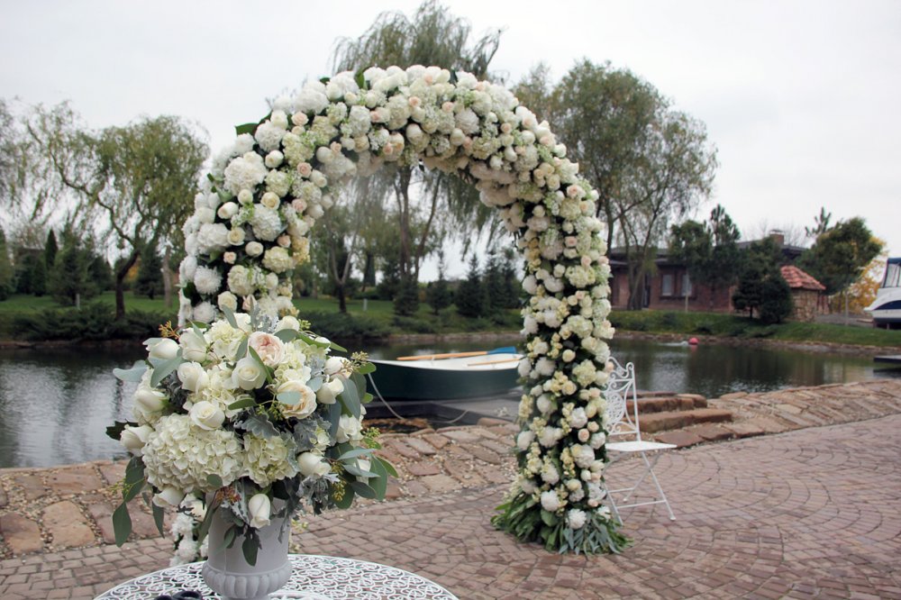 Роскошное цветочное оформление свадебной арки