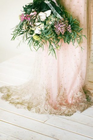 Розовое платье с золотой окантовкой