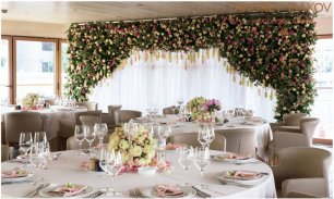 Оформление зала в бежевых тонах