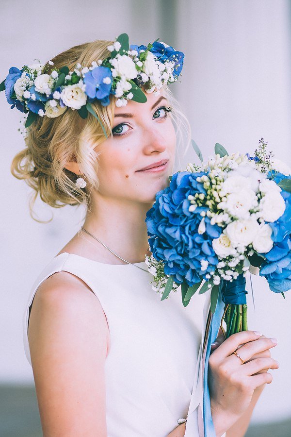 Прически на свадьбу в синем цвете