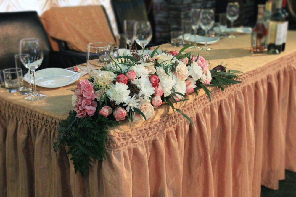 Горизонтальная композиция из живых цветов 