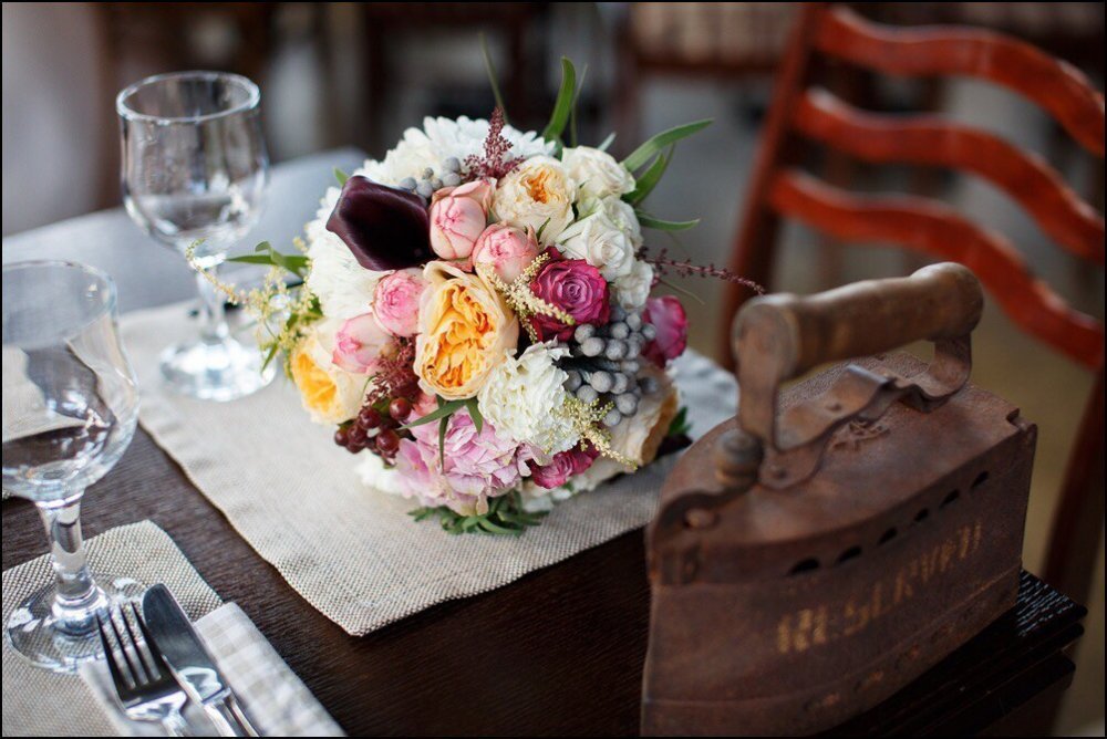 Букет невесты.
Состав : роза,гортензия, хризантема, роза кустовая, гвоздика, роза Д.Остина, калла, гиперикум, бруния, астильбе, эвкалипт, папоротник