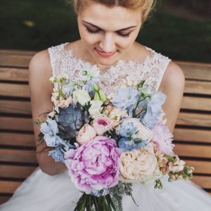 Букет невесты с сукулентом и дельфиниумами