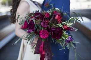 Букет невесты темно-бордовом оттенке