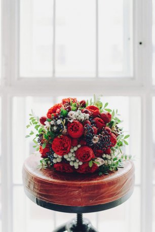 Букет невесты в алых тонах