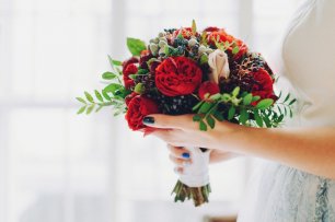 Букет невесты в красных тонах