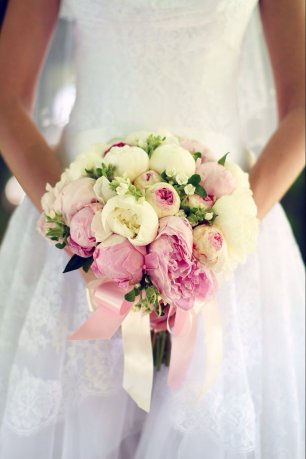 Нежный букет с пионами