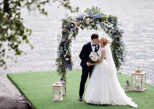 Свадебная арка с дельфиниумами