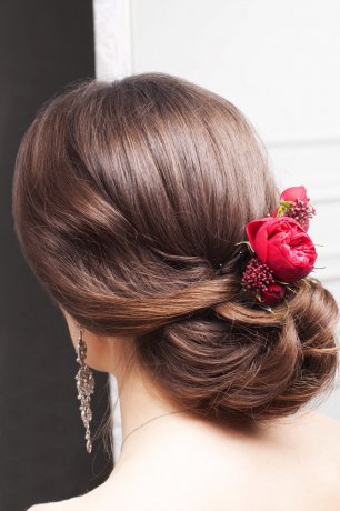 Цветок в волосах невесты