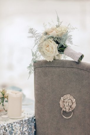 Зимний букет с роскошными распустившимися розами