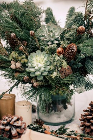 Зимний букет с шишкам, еловыми ветками и суккулентами