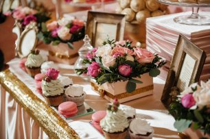 Розовое оформление стола в золотой отделкой