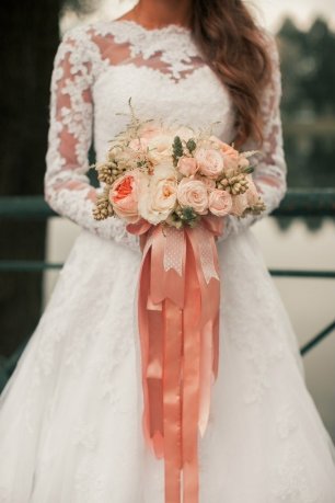 Букет невесты с пионами, украшенный лентами
