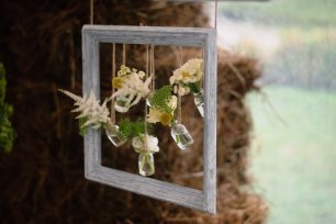 Цветы в стеклянных баночках