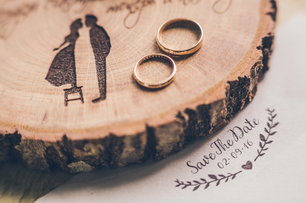 Прочнее дерева: как праздновать деревянную свадьбу и что на нее дарить