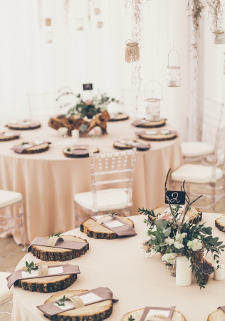 романтичная зимняя свадьба, спилы дерева в сервировке, флористика ЗАДОРОЖНАЯ КРИСТИНА