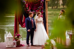 Выездная церемония ягодной свадьбы