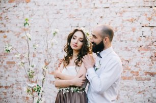 Летняя фотосессия в развалинах старого здания