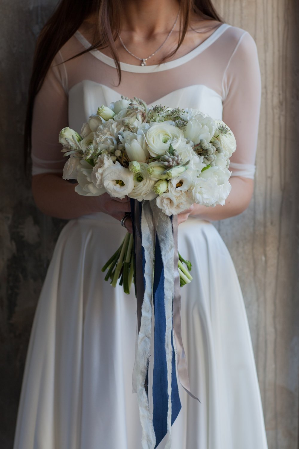 Букет невесты в белом цвете с лентами