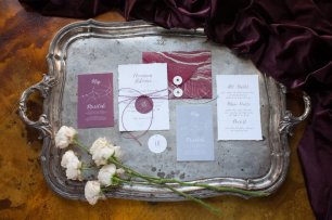 Пригласительные в бордовом цвете