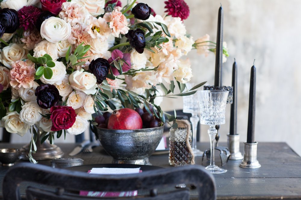 Цветы и свечи в декоре свадебной фотосессии