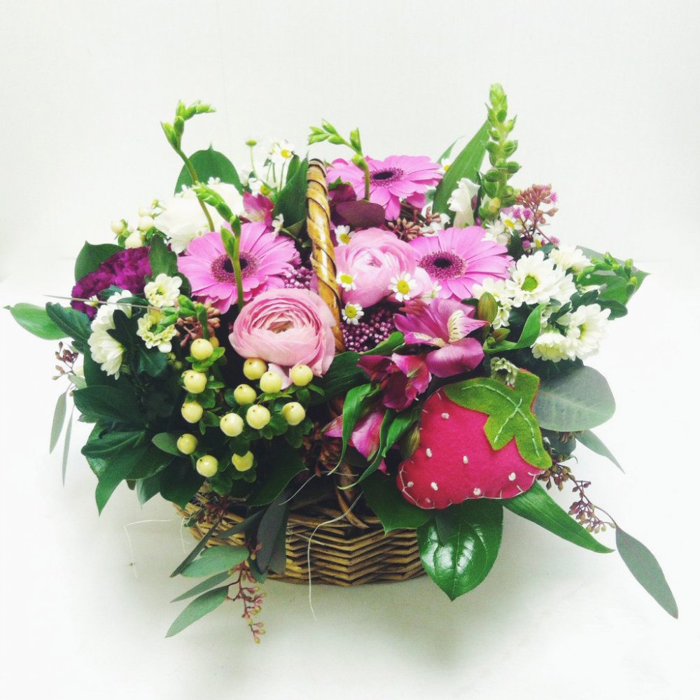 Корзинка с ранункулюсами, герберами, альстромерией, дополненная хэндмейдовской клубничкой