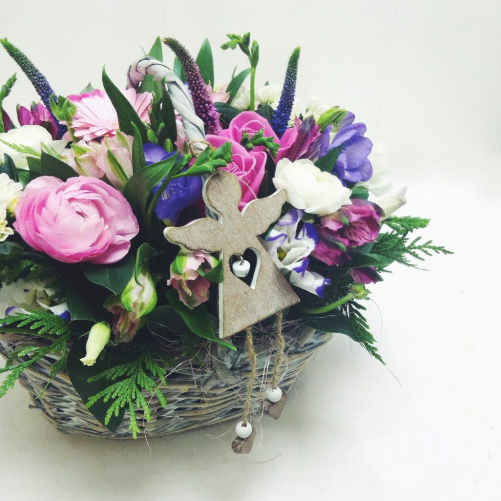 Сборная корзинка с ранункулюсами, фрезией, вероникой и альстромерией