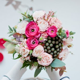 Букет с ранункулюсом и пионовидной розой