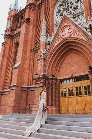 Бежевое платье невесты с длинным шлейфом