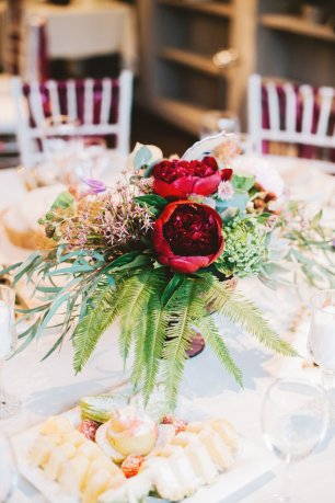 Композиция с яркими бордовыми цветами