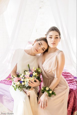 Букет невесты и цветочный браслет для подружки