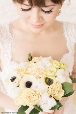 Букет невесты с белыми анемонами