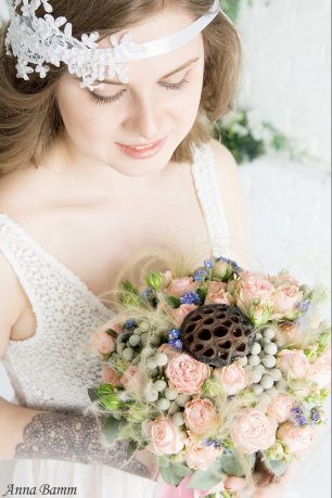 Свадебный букет с перьями, розами и коробочками лотоса