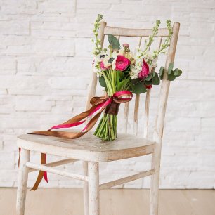 Цветы в букете связанные атласной лентой