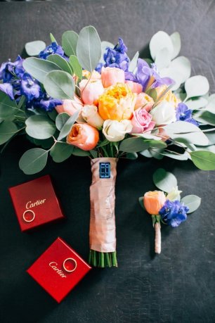 Букет невесты и свадебные кольца