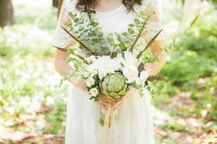 Букет невесты с протеей и перьями в стиле Бохо