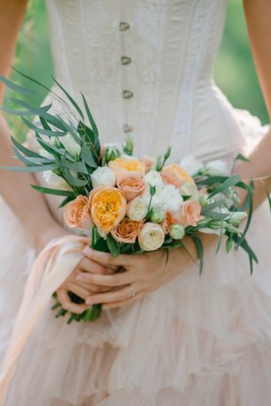 Нежный свадебный букет в руках невесты