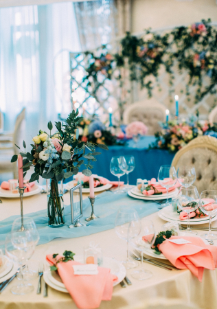 зимняя свадьба в персиковом и голубом цвете, флористика PAGE OF LOVE